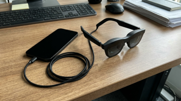 Xreal Air 2とスマートフォンをUSB-Cケーブルで接続している写真